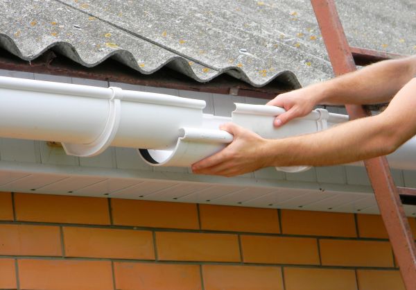 Cost of Gutter Hanging in Rockledge
